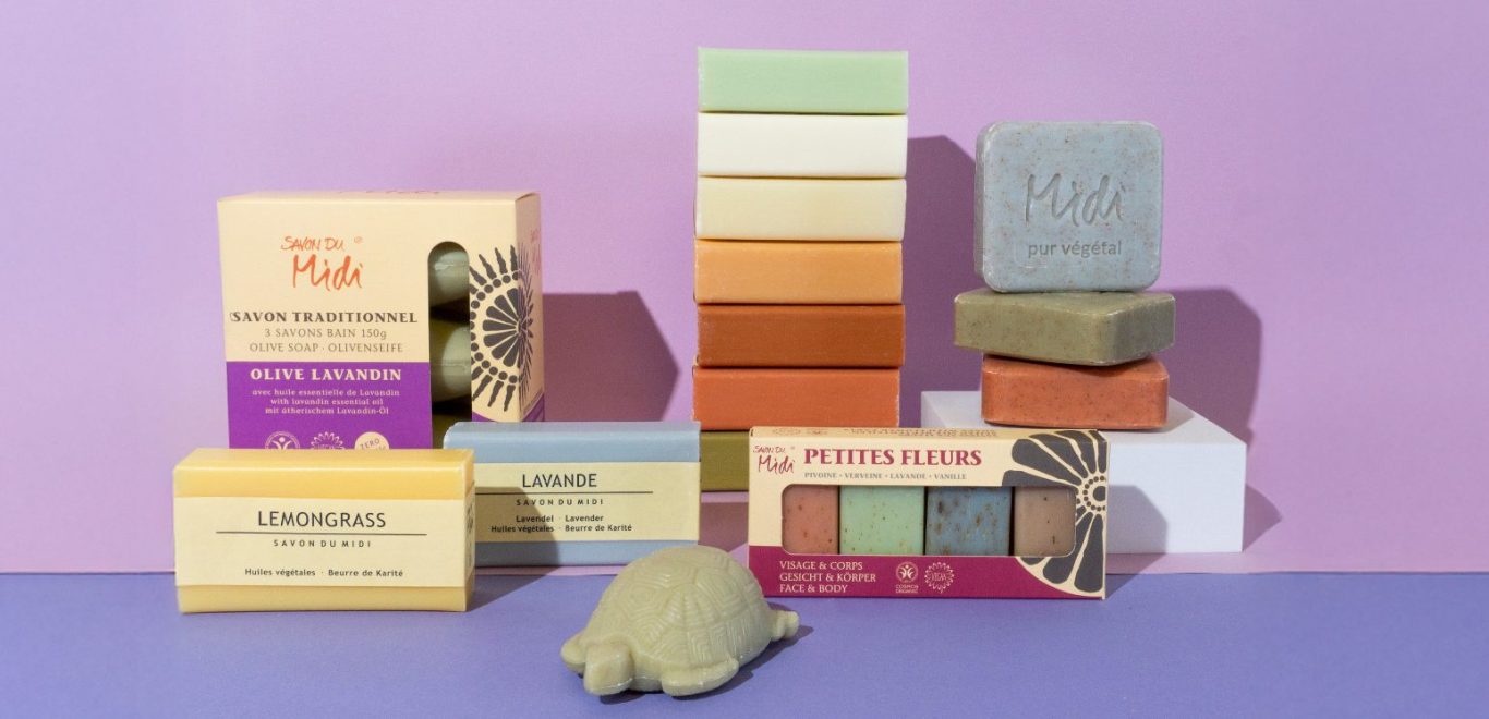 Savon_Du_Midi_Karité_Seifen_Naturkosmetik Übersicht verschiedener bunter, gestapelter Seifen von Savon du Midi